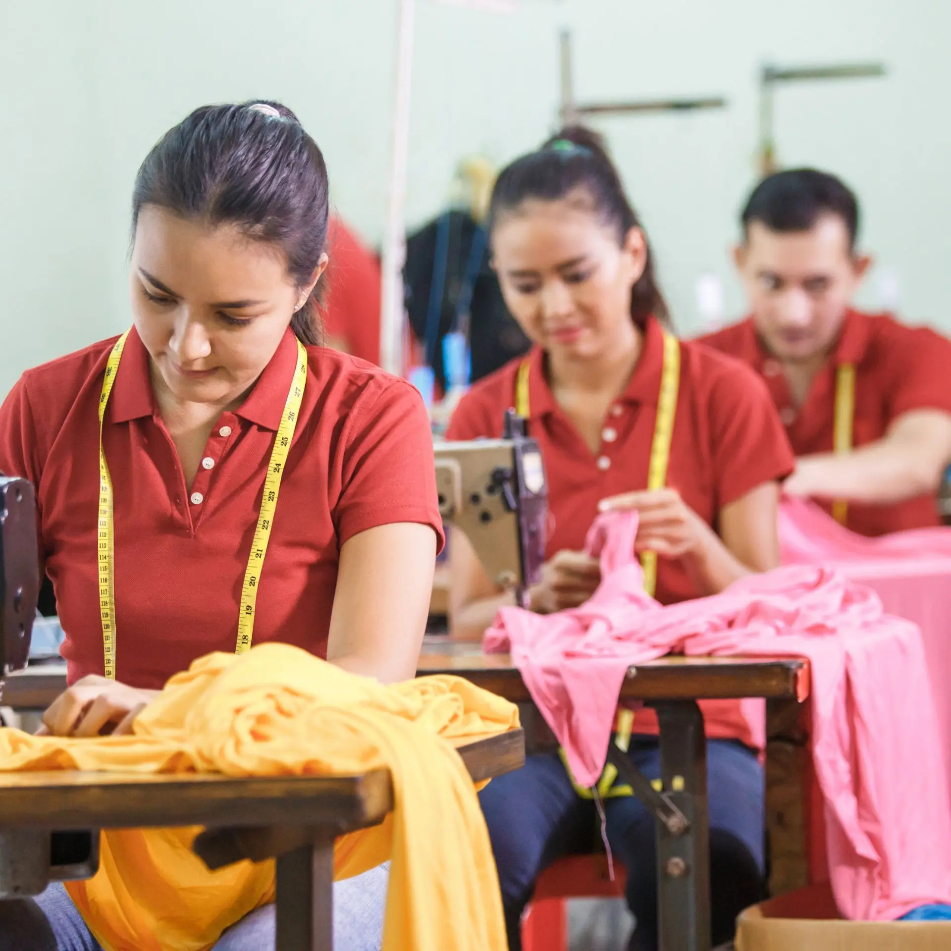Proses penjahitan pakaian massal menggunakan bahan dari Biru Tua Textile