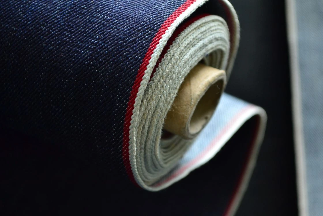 sejarah biru tua textile tercermin pada pemilihan bahan kain berkualitas untuk garmen